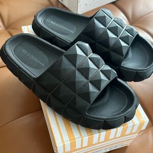 Wild Diva Black Textured Slides